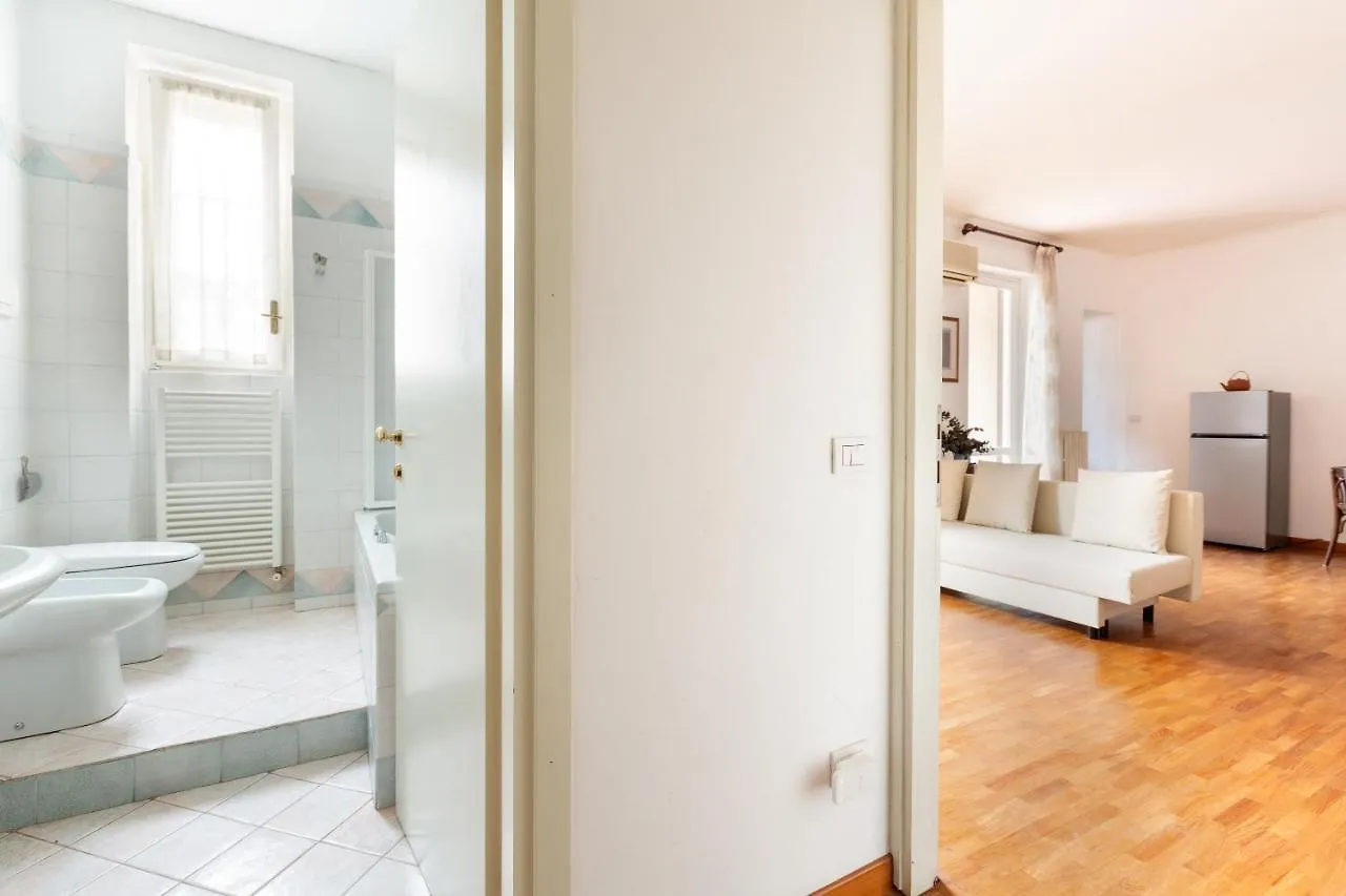 Cozy Apt With Balcony - Porta Romana District Milan Apartment