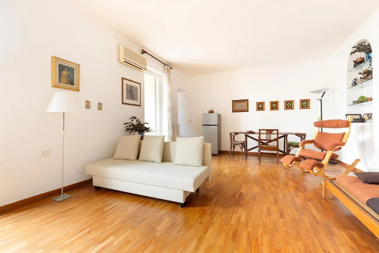 Cozy Apt With Balcony - Porta Romana District Milan Apartment