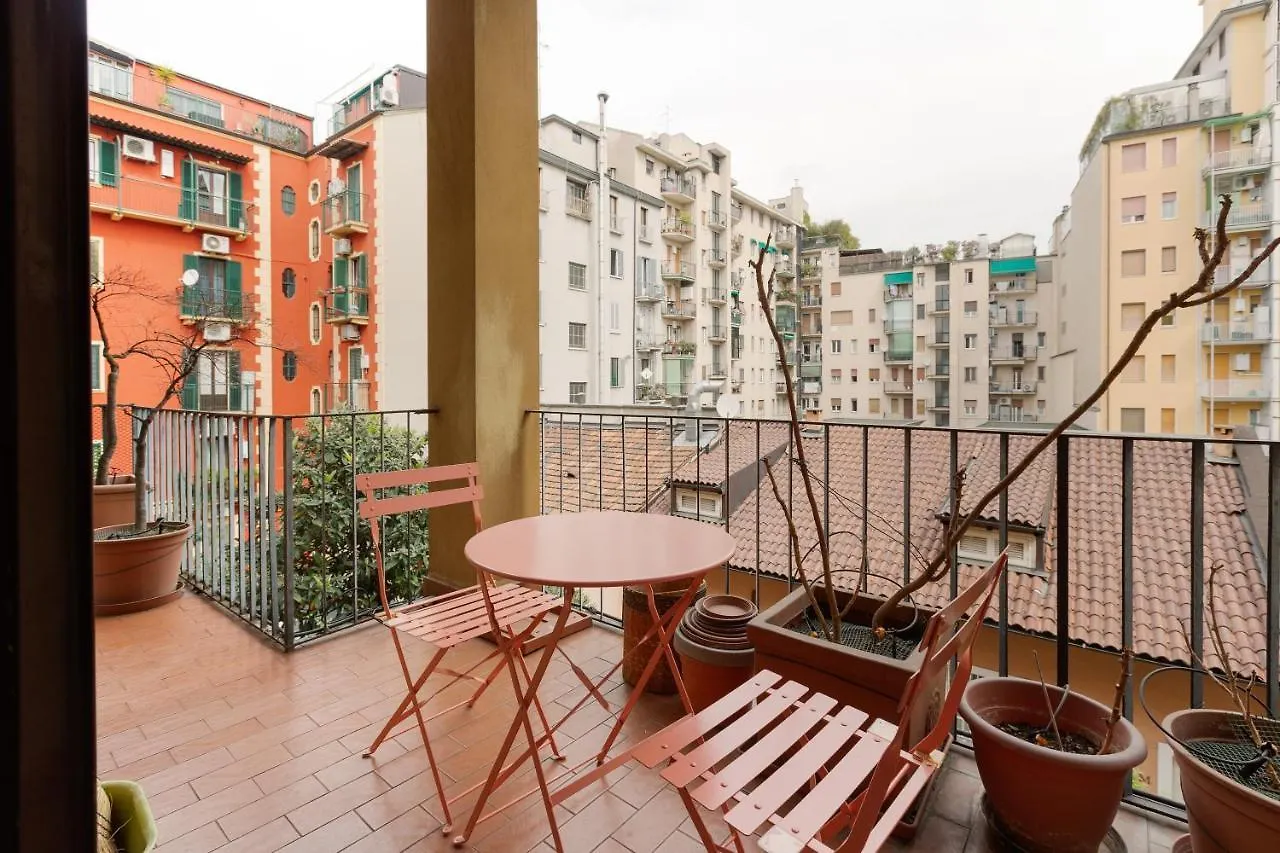Cozy Apt With Balcony - Porta Romana District Milan Apartment